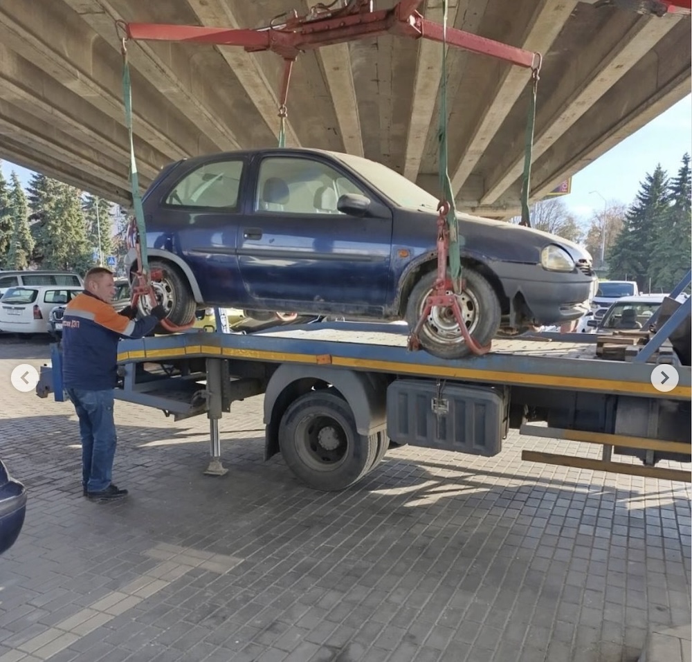 Эвакуация брошенного авто с одной из улиц Бреста