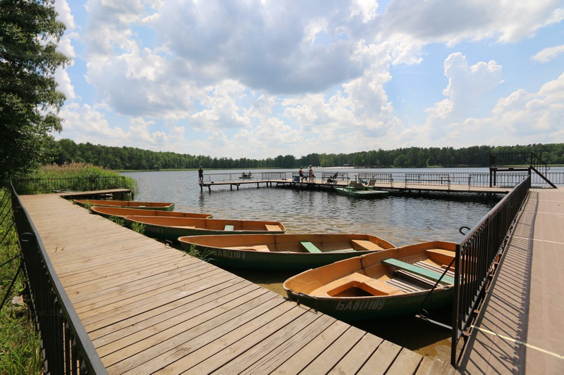 Причал на базе отдыха «Белое озеро» Брестского отделения Беларуской железной дороги.