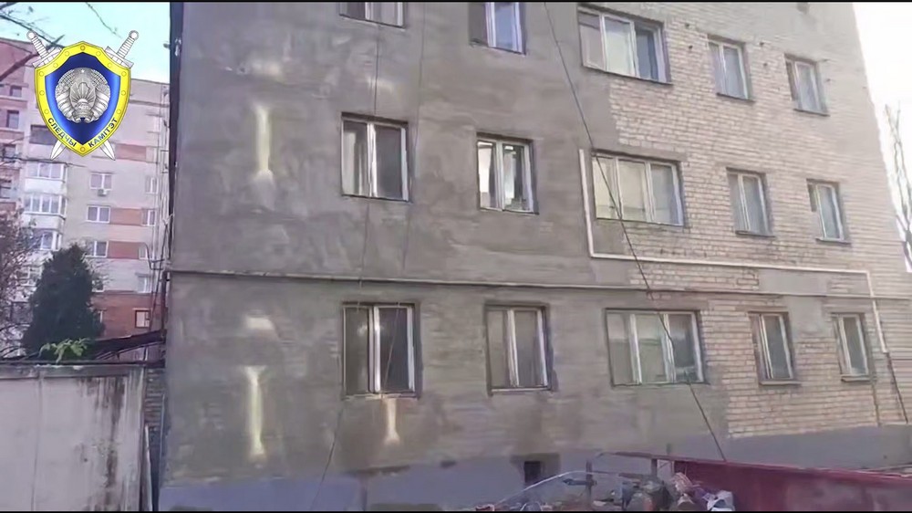 Место падения строительной люльки возле общежития на Менжинского в Бресте. Скриншот видео СК