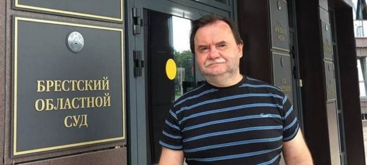 Журналист Олег Супрунюк возле входа в Брестский областной суд. Фото из его личного архива