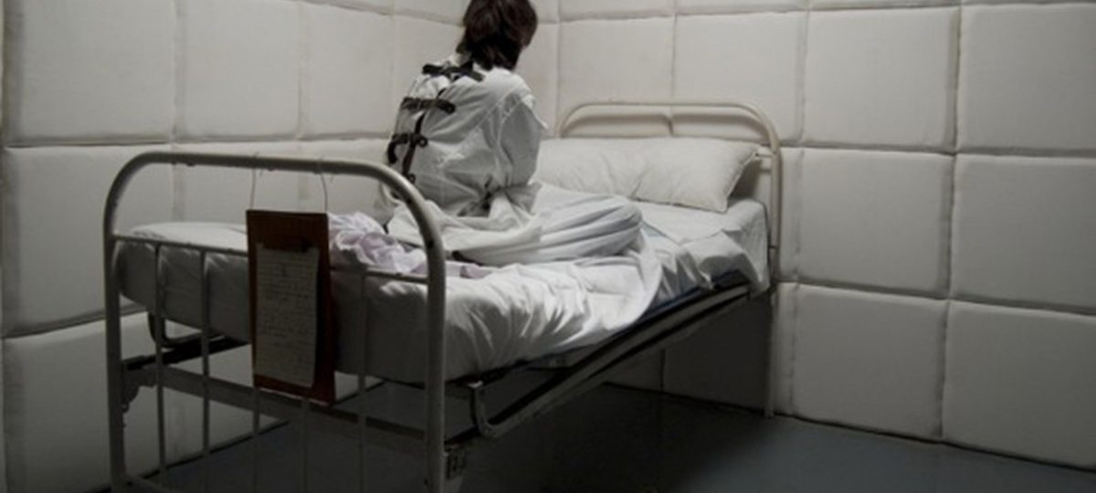пациент привязн к кровати в психиатрической клинике
