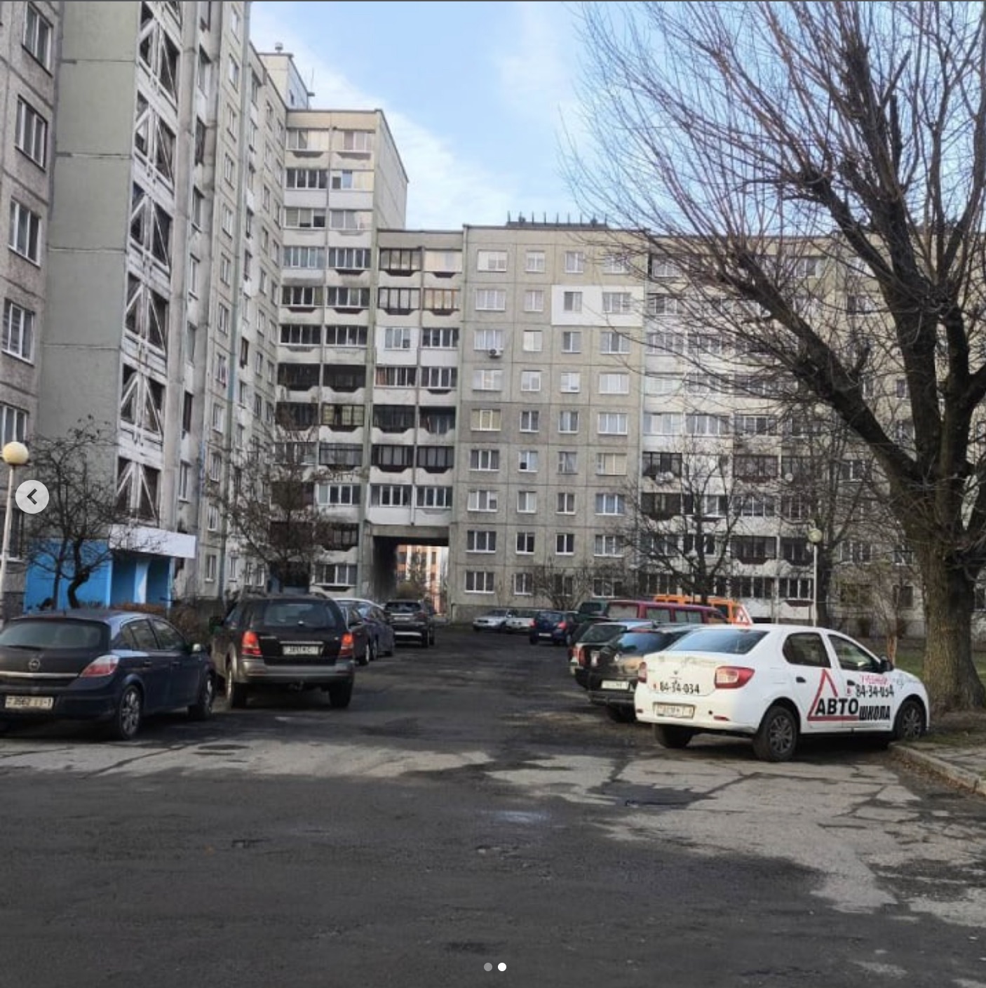 Заставленный автомобилями двор дома на Гаврилова в Бресте. 