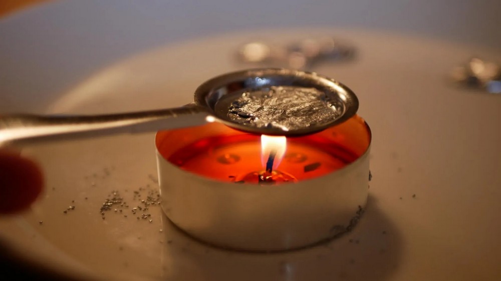 Литье воска и предсказание. Фото: freepik.com