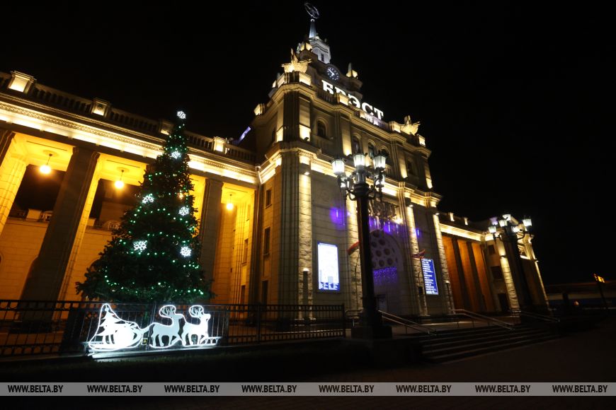 Новогодние огни на железнодорожном вокзале в Бресте.