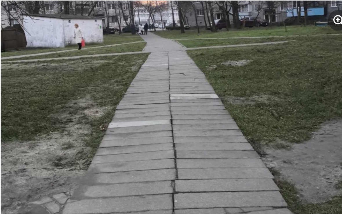 Неблагоустроенный тротуар на Московской, 346.