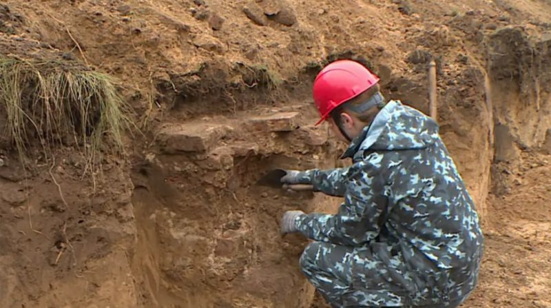 Археолог в Ружанах на месте раскопок
