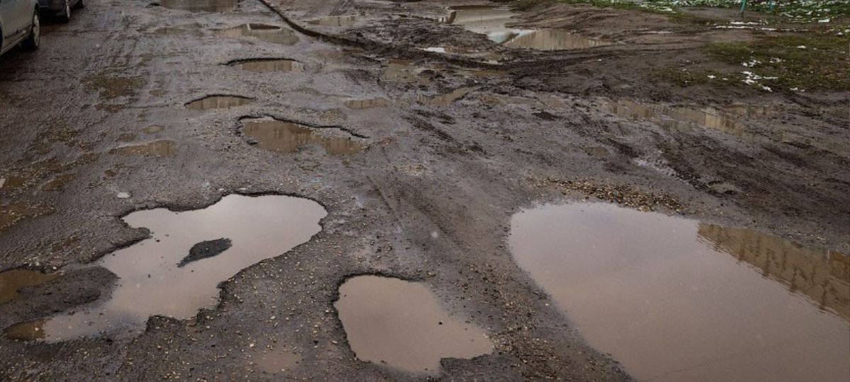 Двор, грязь, лужи