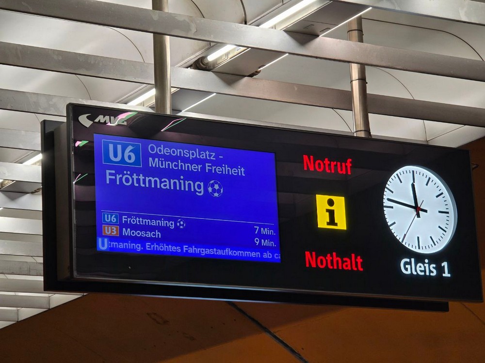 Табло на станции метро в Мюнхене. Фото: BGmedia
