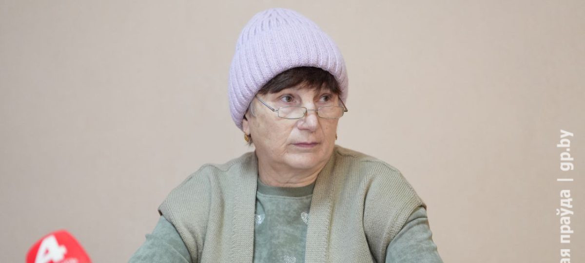 женщина в фиолетовой шапке