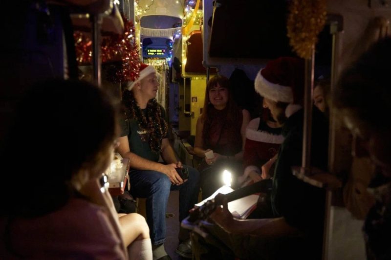 Компания беларусов встречает Новый год в поезде до Бреста. Фото Артема Устинова