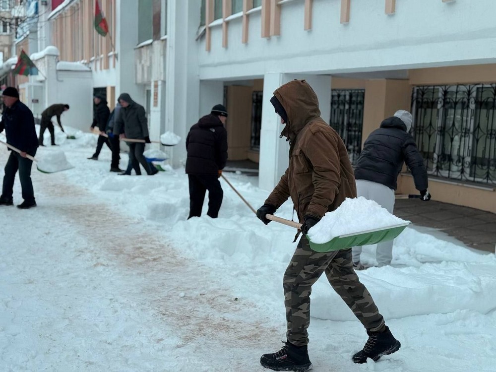 Люди, которых привлекли к уборке снега в Витебске по инициативе силовиков. Фото: УВД Витебского облисполкома