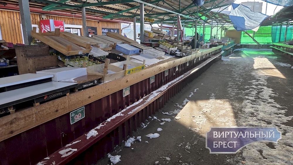 Прилавки одного из брестских открытых рынков.