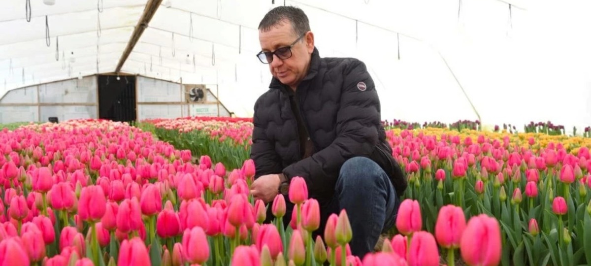 Владимир Диковицкий с тюльпанами. Фото: https://smartpress.by