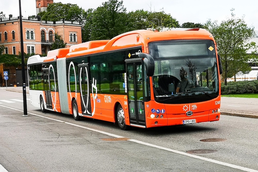 Автобус модели BYD, эксплуатируемый транспортным управлением региона Хельсинки (HSL). 