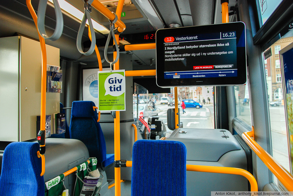Салон городского автобуса в одном из городов в Дании. 