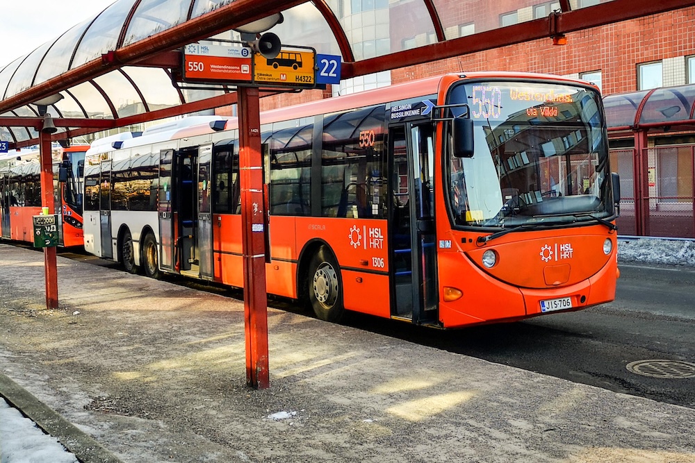 Автобус модели Lahti Scala, принадлежащий транспортной компании Helsingin Bussiliikenne (HSL) в Хельсинки, Финляндия. 