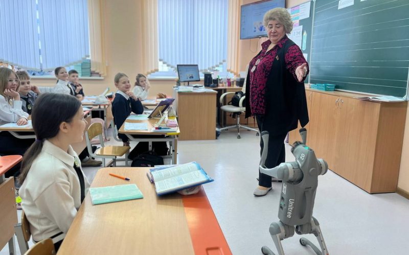 Школа в Барановичах купила биометрического робота-собаку. Фото: средняя школа № 1 г. Барановичи имени С.И. Грицевца