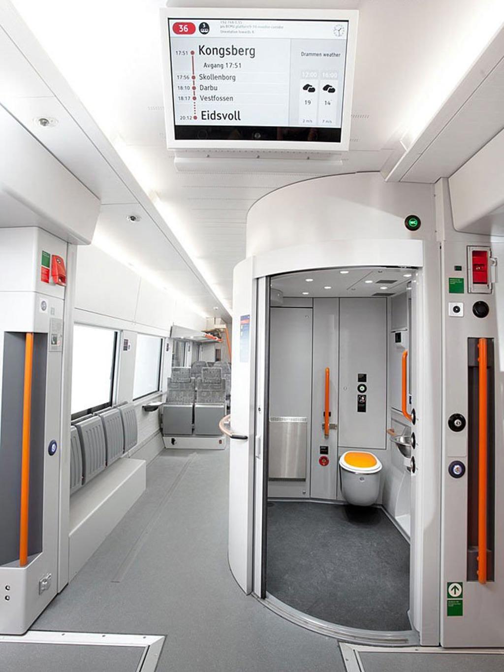 Салон и туалет в поезде компании NSB в Норвегии на региональных железнодорожных линиях