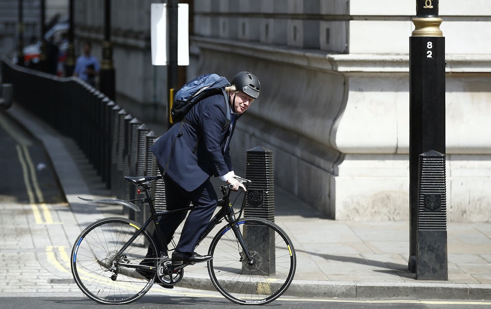 Борис Джонсон едет на велосипеде по Уайтхоллу в Лондон, Великобритания, 6 июля 2016 года