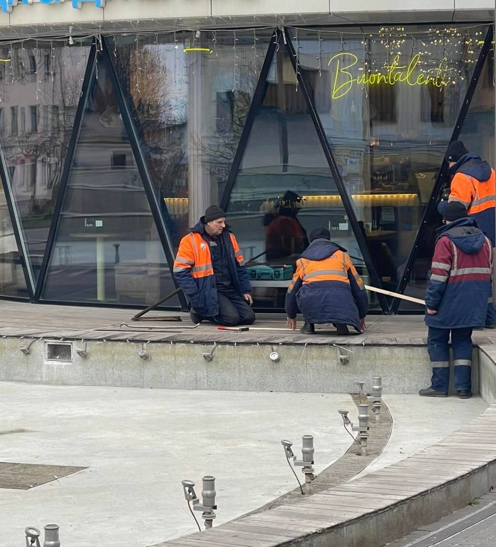Ремонт деревянных элементов фонтана на улице Советской в Бресте в апреле 2026 года. Фото: ЖКХ Бреста