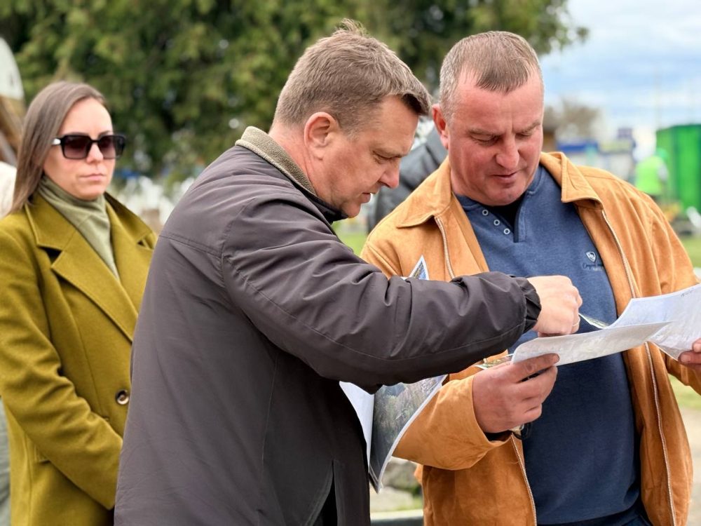 Встреча брестских депутатов и бизнесменов на Тришинском кладбище. Фото: Брестский горисполком