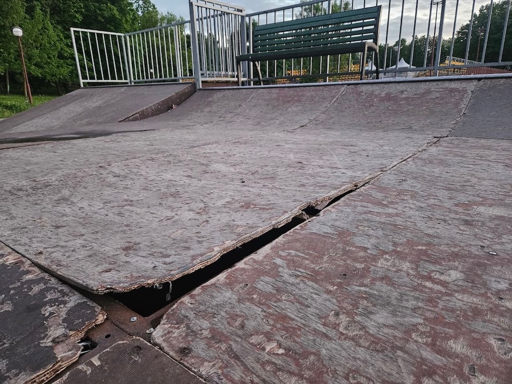Скейт-площадка в городском парке в Молодечно