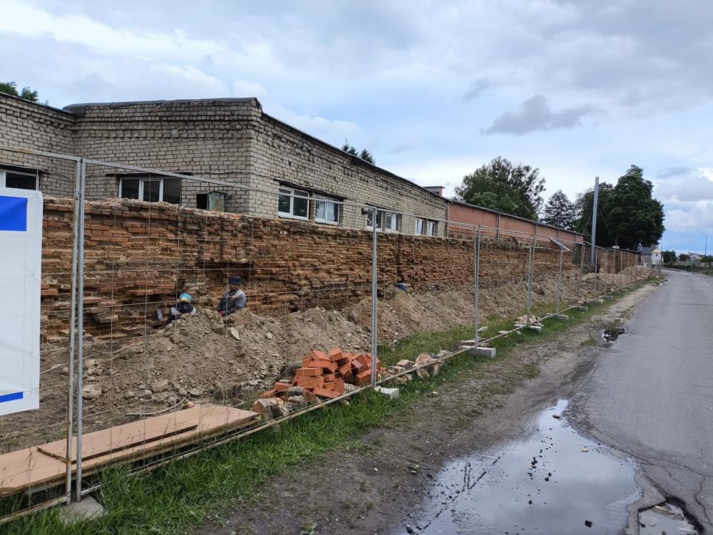Восстановление стены монастыря картезианцев в Березе. Фото: телеграм-канал «Спадчына»