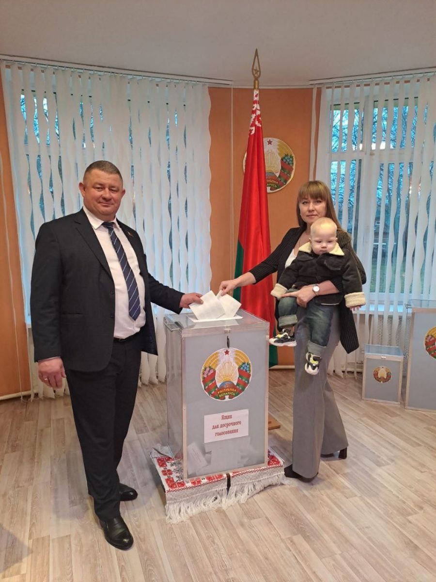Александр Дунькович с супругой Анастасией голосует на "выборах" в 2025 году