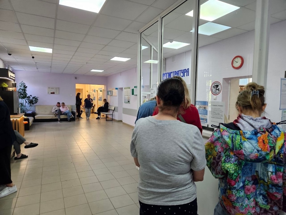 Очередь в регистратуру в больнице №1 Молодечно