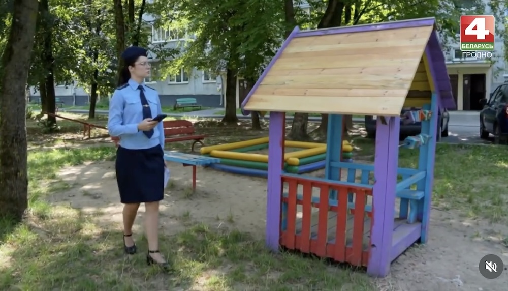 Представительница прокуратуры осматривает детскую площадку в Гродно