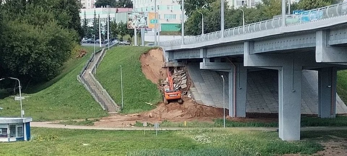 Ливни размыли откосы Юбилейного моста в Витебске