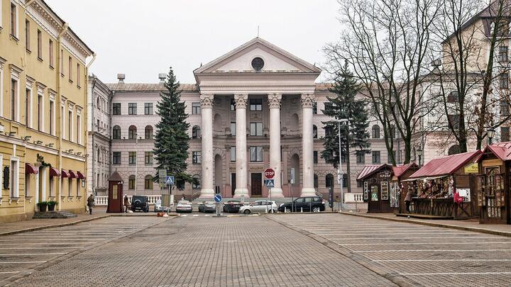 историческое здание в центре минска