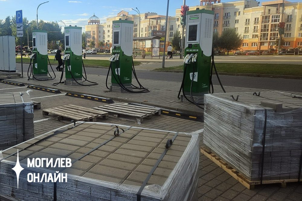 зарядки для автомобилей стоят огражденные асфальтовой плиткой