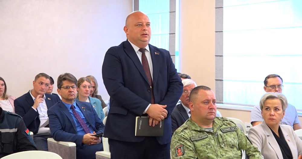 Александр Царюк отчитывается перед Валерием Ребковцом. Скриншот видео