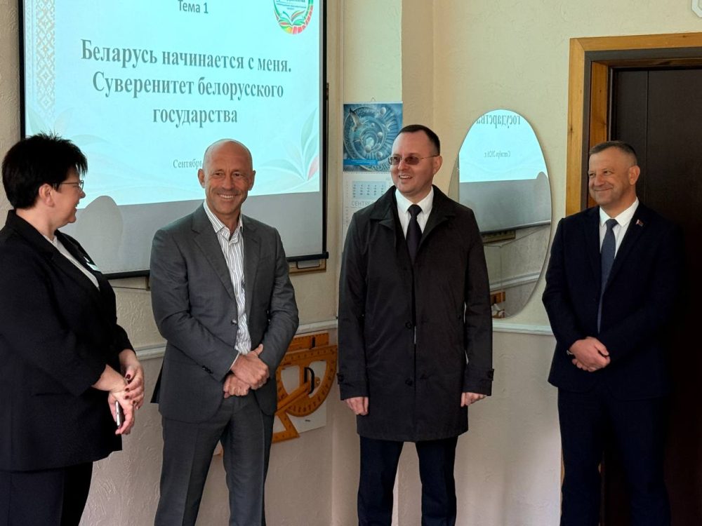 Александр Мошенский в гимназии №4 Бреста. Фото: Брестский горисполком