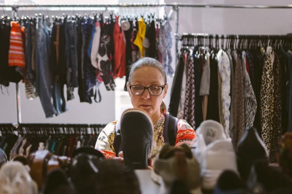 В секонд-хенде Мария Нестерова тщательно отбирает одежду для продажи. Фото: Politzek.me