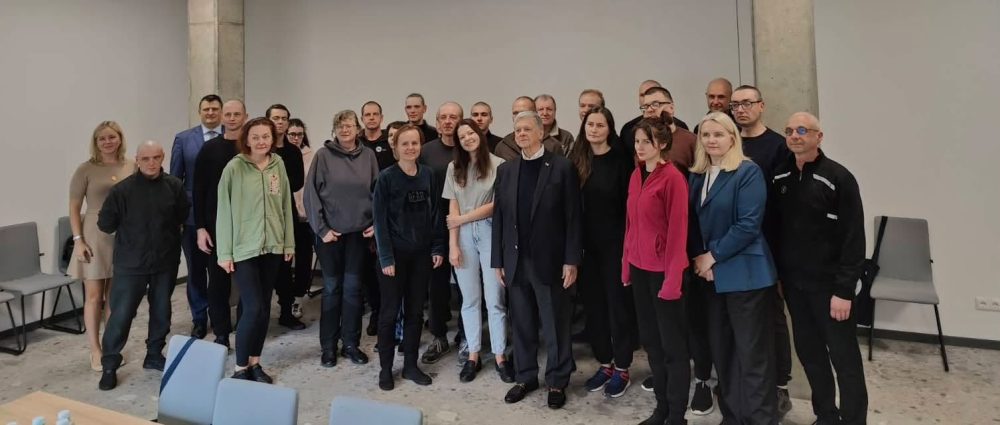Джон Коул вместе с 25 политзаключенными, которых освободили 16 сентября 2026 года. Фото: Аста Андрияускене