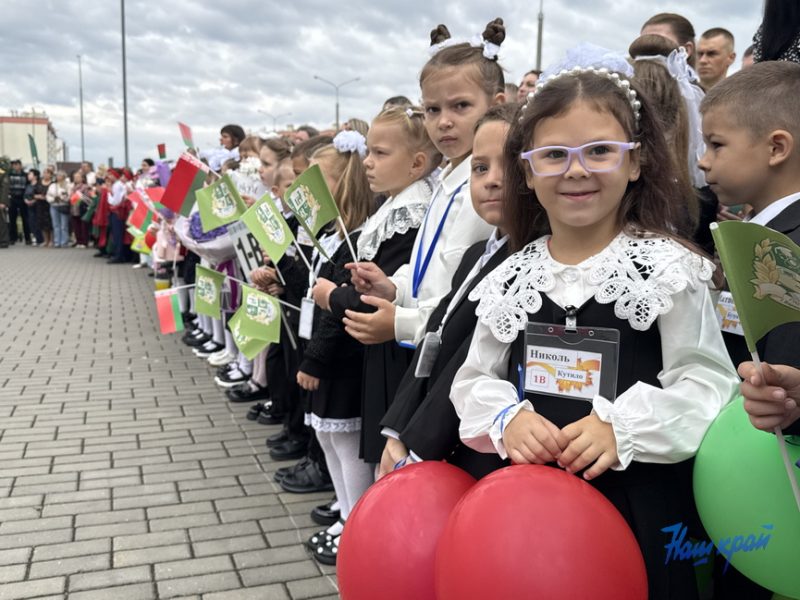 Линейка в СШ №1 Барановичей 1 сентября 2026 года. Фото: «Наш край»