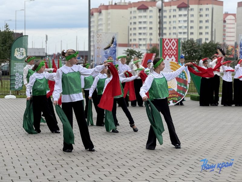 Линейка в СШ №1 Барановичей 1 сентября 2026 года. Фото: «Наш край»