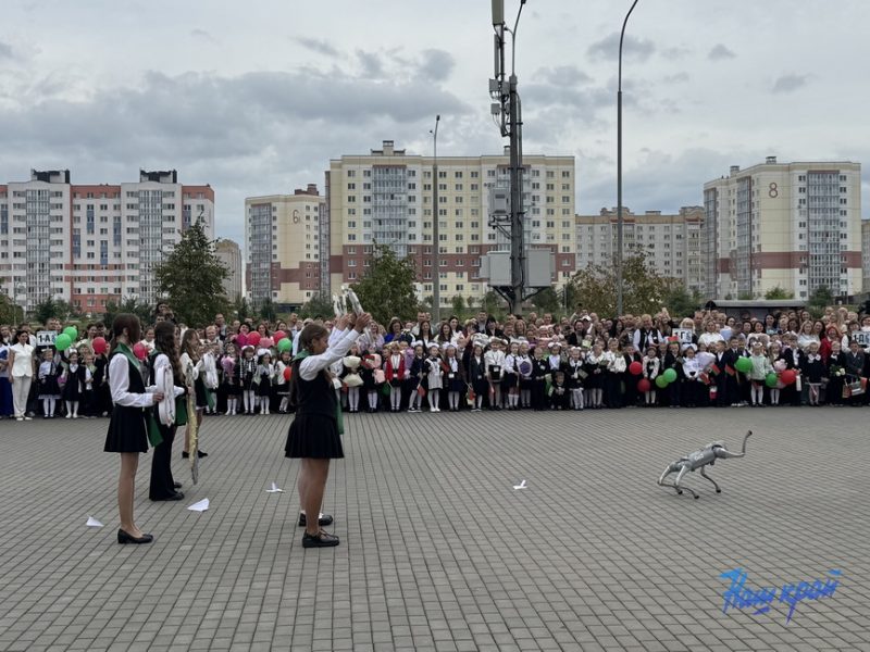 Линейка в СШ №1 Барановичей 1 сентября 2026 года. Фото: «Наш край»