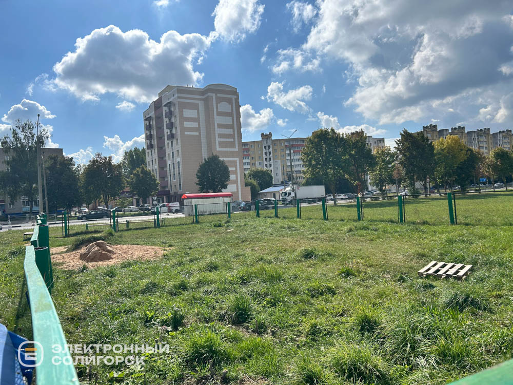 Одна из площадок для выгула собак в Солигорске. Фото: «Электронный Солигорск»