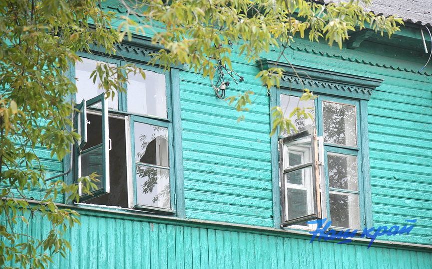 Окна зеленой двухэтажки №5 на улице Мицкевича в Барановичах