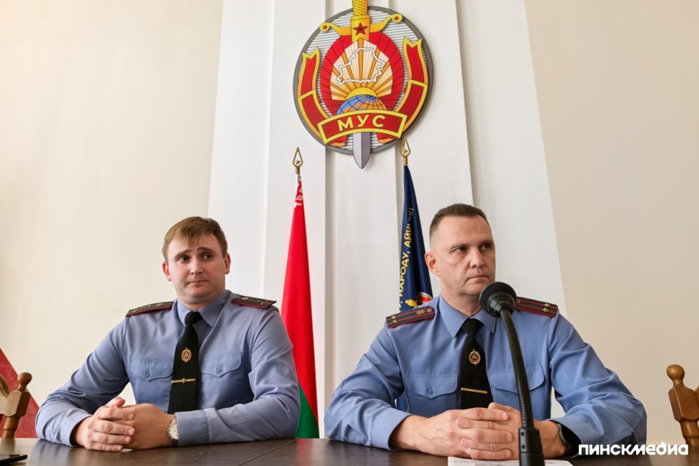 Сотрудники ГАИ УВД Брестского облисполкома Роман Волчек и Андрей Калита