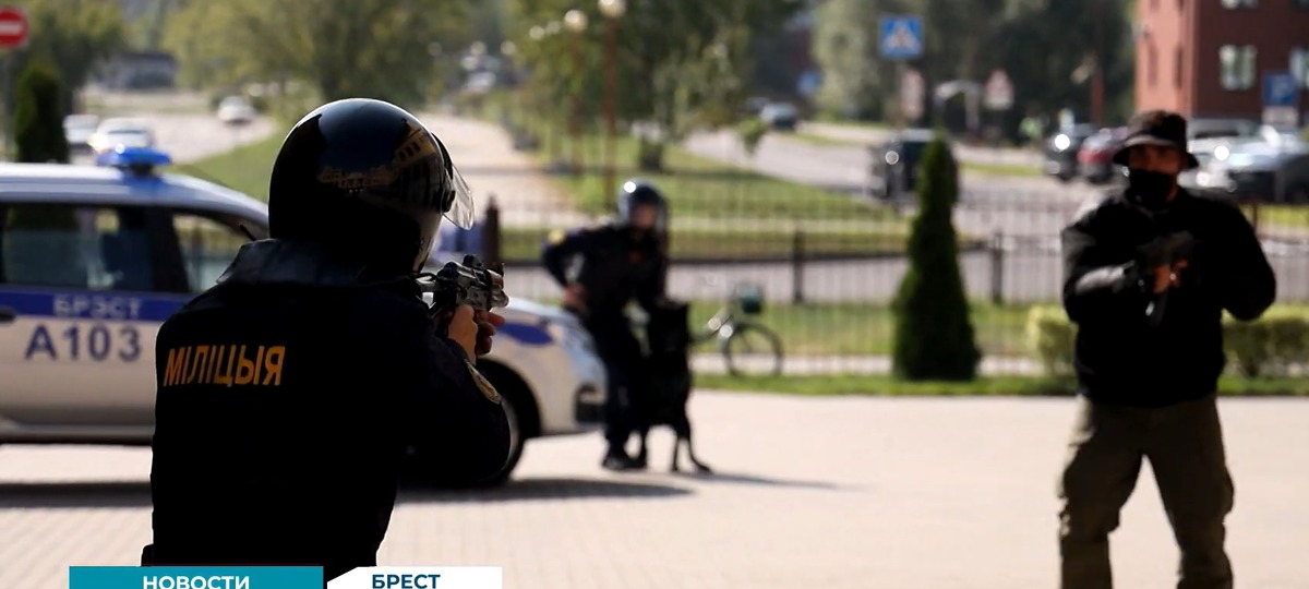 Тренировка задержания террориста в СШ №1 Бреста. Скриншот видео