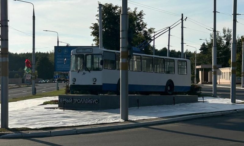 В Бобруйске на постамент установили советский троллейбус. Фото: bobr.by