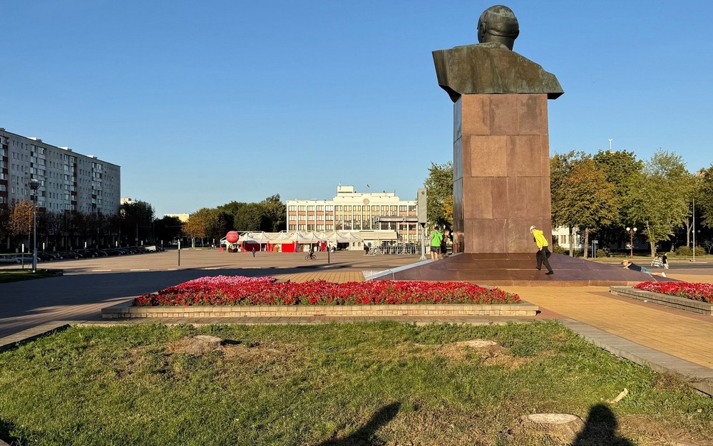 В Солигорске возле бюста Ленину вырубили деревья. Фото из Threads