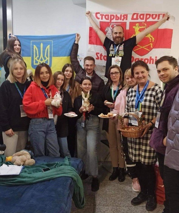 Вера Добролюбова вместе с волонтерами. Фото из ее личного архива