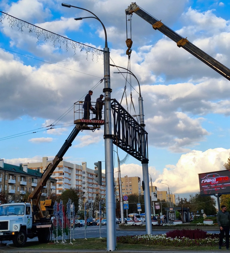 Во время установки LED-экрана на перекрестке бульвара Космонавтов и проспекта Машерова в Бресте