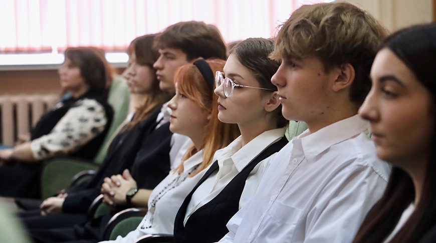школьники студенты колледжа