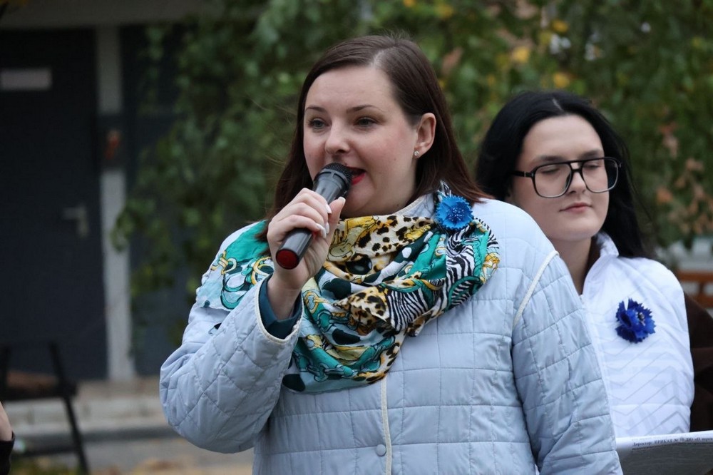Депутат Анна Масляк на открытии детской площадки в Пинске. Фото: «Пинский вестник»